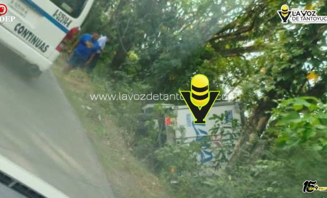 Camioneta de empresa láctea termina fuera de la cinta asfáltica, en Huejutla