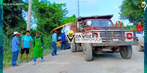 Operador de microbús pierde el control y termina fuera de la carretera 