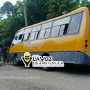 Operador de microbús pierde el control y termina fuera de la carretera