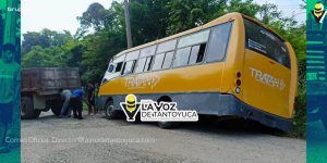 Operador de microbús pierde el control y termina fuera de la carretera 