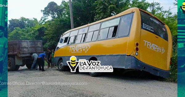 Operador de microbús pierde el control y termina fuera de la carretera