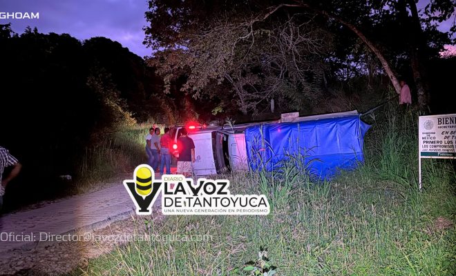 Vuelca camioneta pasajera en la Congregación Xilozuchitl