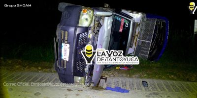 Vuelca camioneta pasajera en la Congregación Xilozuchitl