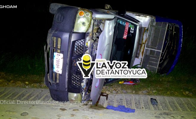 Vuelca camioneta pasajera en la Congregación Xilozuchitl
