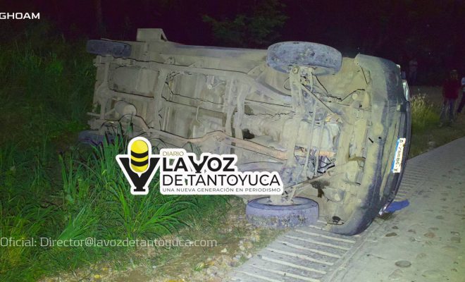 Vuelca camioneta pasajera en la Congregación Xilozuchitl