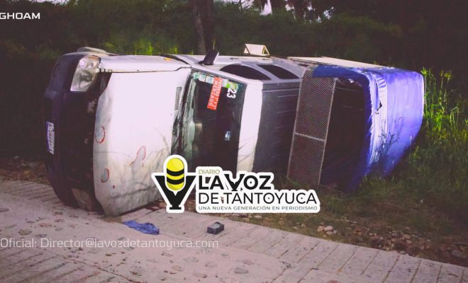 Vuelca camioneta pasajera en la Congregación Xilozuchitl
