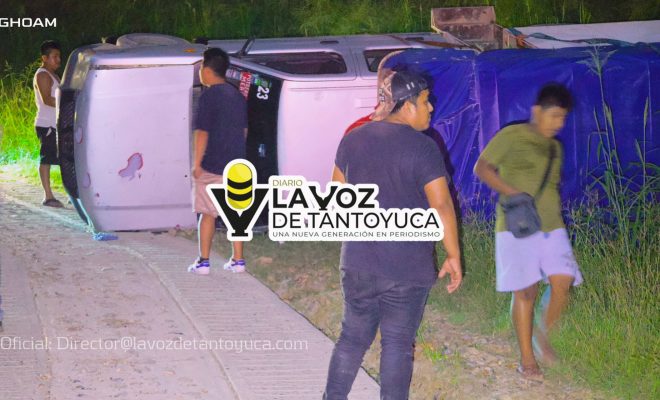 Vuelca camioneta pasajera en la Congregación Xilozuchitl