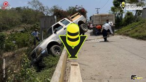 Camioneta casi vuelca tras botarse la velocidad en pendiente en Tantoyuca