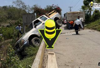 Camioneta casi vuelca tras botarse la velocidad en pendiente en Tantoyuca