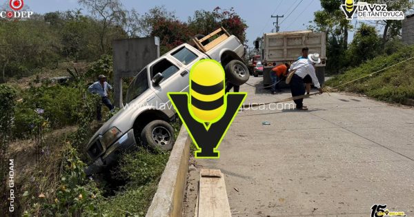 Camioneta casi vuelca tras botarse la velocidad en pendiente en Tantoyuca
