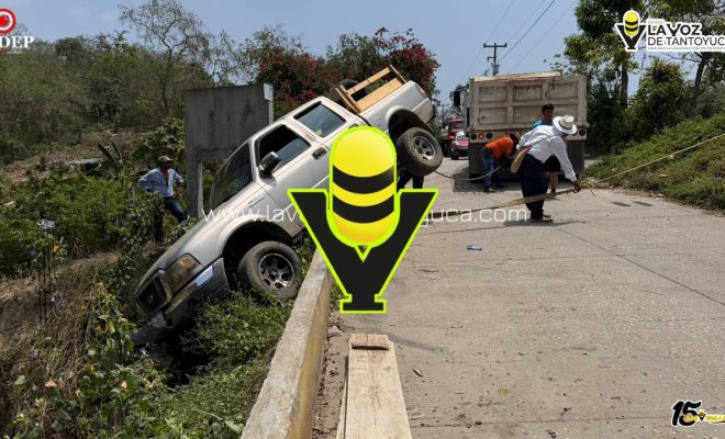 Camioneta casi vuelca tras botarse la velocidad en pendiente en Tantoyuca