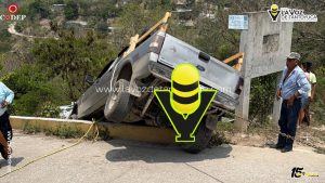 Camioneta casi vuelca tras botarse la velocidad en pendiente en Tantoyuca