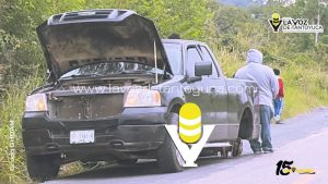 Camioneta por poco y vuelca tras falla mecánica 