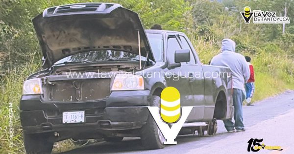 Camioneta por poco y vuelca tras falla mecánica