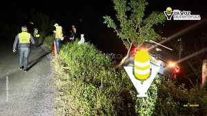 Árbol evita que camioneta caiga a un barranco 