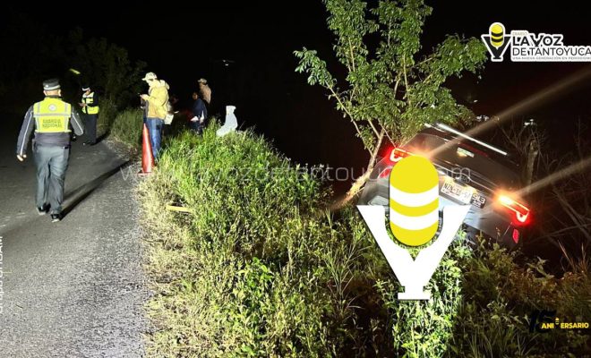 Árbol evita que camioneta caiga a un barranco
