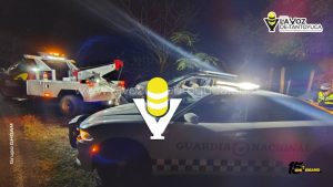 Árbol evita que camioneta caiga a un barranco 