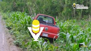 Vehículo termina fuera de la carretera en Benito Juárez