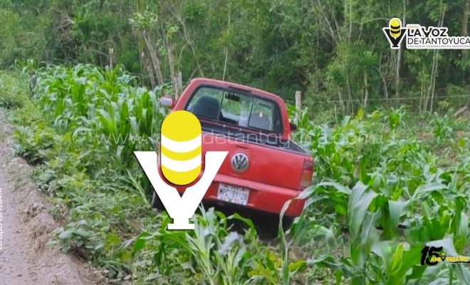 Vehículo termina fuera de la carretera en Benito Juárez