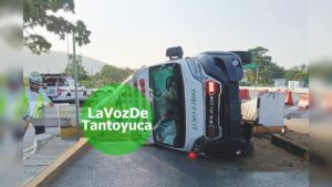 Vuelca ambulancia del IMSS; conductor pierde el control 