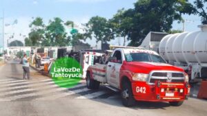 Vuelca ambulancia del IMSS; conductor pierde el control 