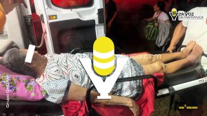 Auxilian a mujer de la tercera edad tras presentar complicaciones de salud