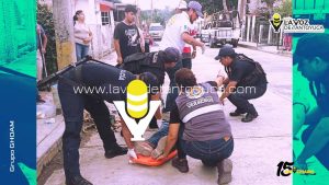 Fallece hombre que cayó de un poste