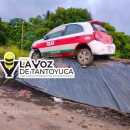 Taxista termina sobre un montículo de material; resultó ileso