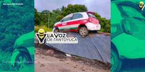 Taxista termina sobre un montículo de material; resultó ileso