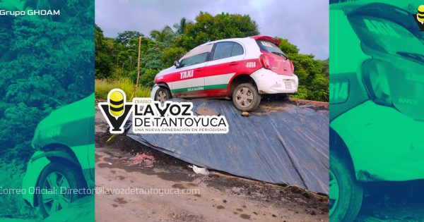 Taxista termina sobre un montículo de material; resultó ileso