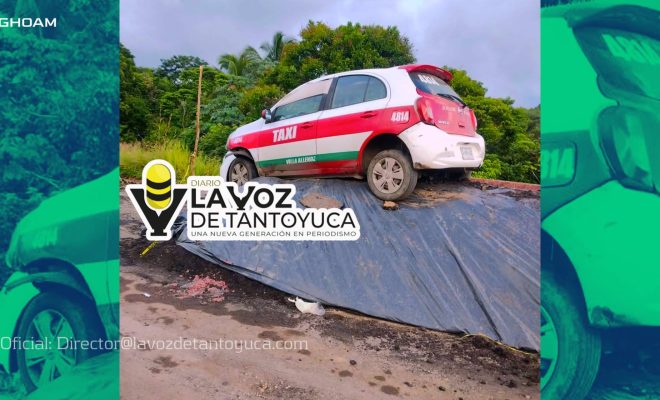 Taxista termina sobre un montículo de material; resultó ileso