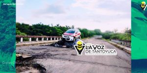 Taxista termina sobre un montículo de material; resultó ileso