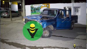 Choca su camioneta contra un poste