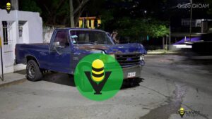 Choca su camioneta contra un poste