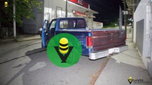 Choca su camioneta contra un poste