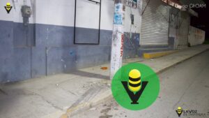 Choca su camioneta contra un poste