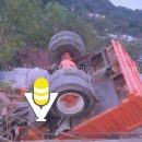 Vuelca camión de volteo en Ilamatlán; dos lesionados