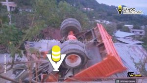 Vuelca camión de volteo en Ilamatlán; dos lesionados 