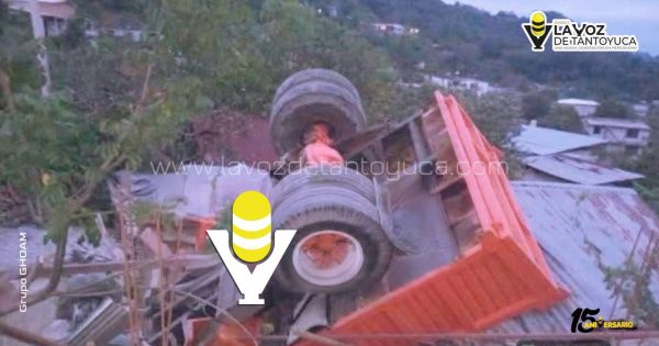 Vuelca camión de volteo en Ilamatlán; dos lesionados