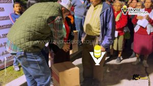 Entrega Alcalde Roberto San Román apoyos a familias en la Colonia El Wash