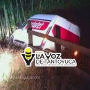 Camioneta de Estafeta termina fuera de la carretera