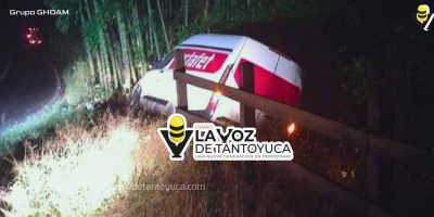 Camioneta de Estafeta termina fuera de la carretera