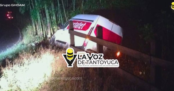 Camioneta de Estafeta termina fuera de la carretera