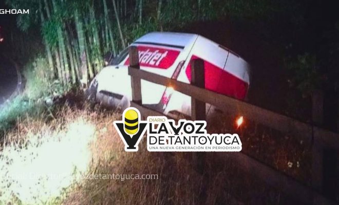 Camioneta de Estafeta termina fuera de la carretera