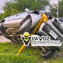 Conductor huye tras aparatoso choque; camioneta terminó atorado en un poste