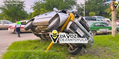 Conductor huye tras aparatoso choque; camioneta terminó atorado en un poste