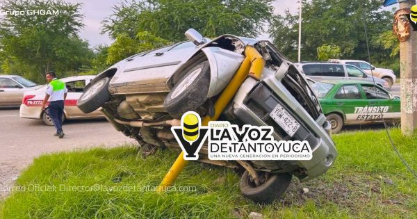 Conductor huye tras aparatoso choque; camioneta terminó atorado en un poste