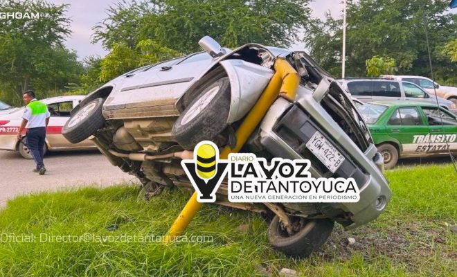 Conductor huye tras aparatoso choque; camioneta terminó atorado en un poste