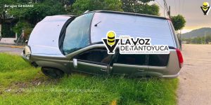 Conductor huye tras aparatoso choque; camioneta terminó atorado en un poste