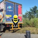 Camioneta repartidora sale de la carretera y queda al borde de una volcadura